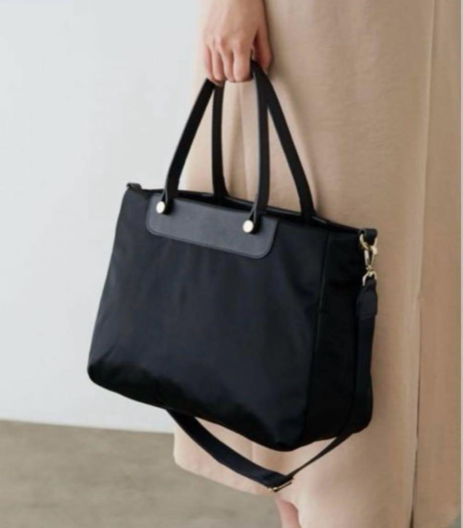 ほぼ未使用ラシット今期A4入るポケット多数三層構造メタルロゴ2wayバッグ