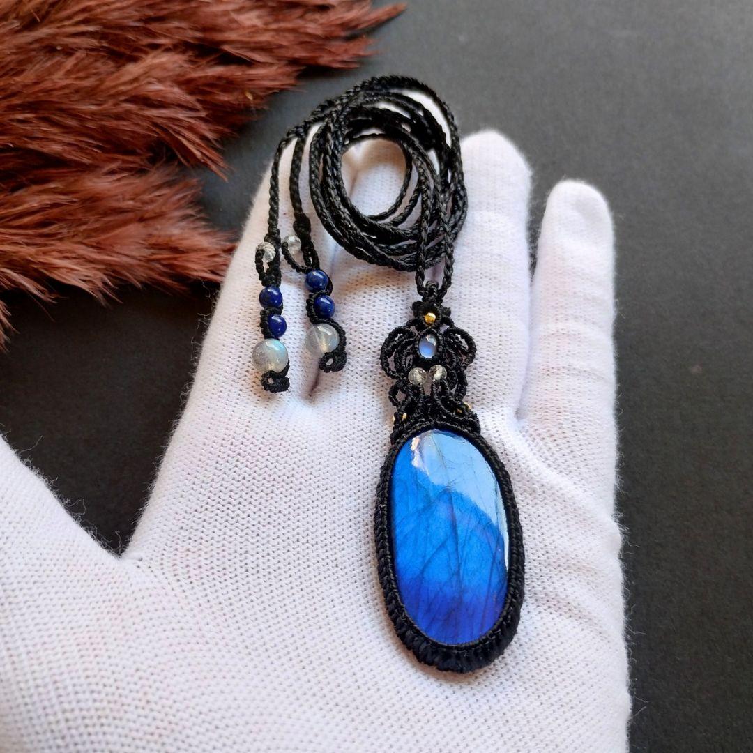 ラブラドライト＆ブルームーンストーンのマクラメ編みネックレス　ペンダント　天然石