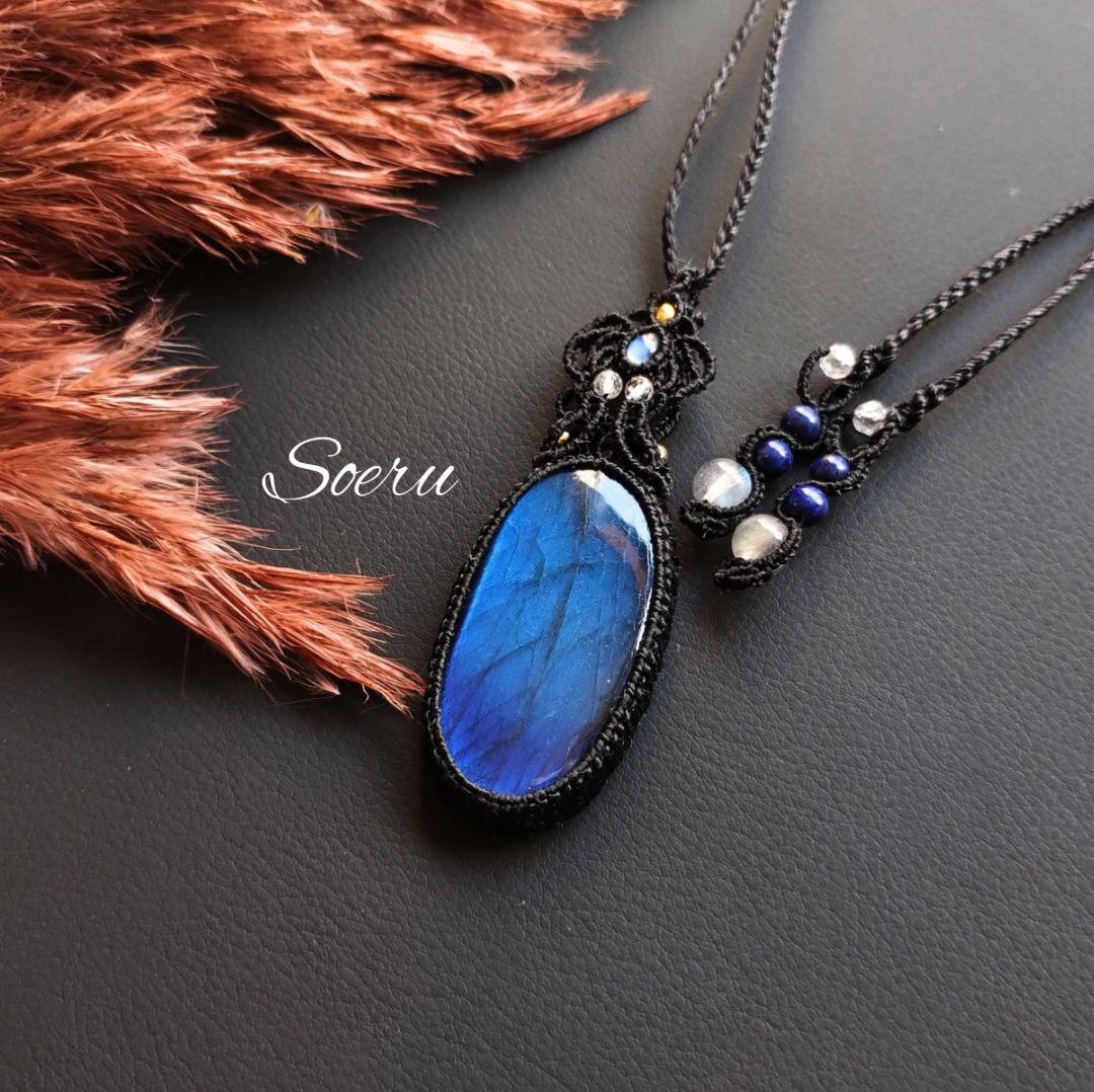 ラブラドライト＆ブルームーンストーンのマクラメ編みネックレス　ペンダント　天然石