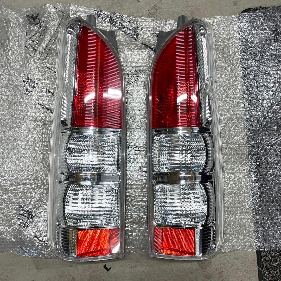 あ*ず様 200系　ハイエース　純正オプション　クリアコンビネーションランプ