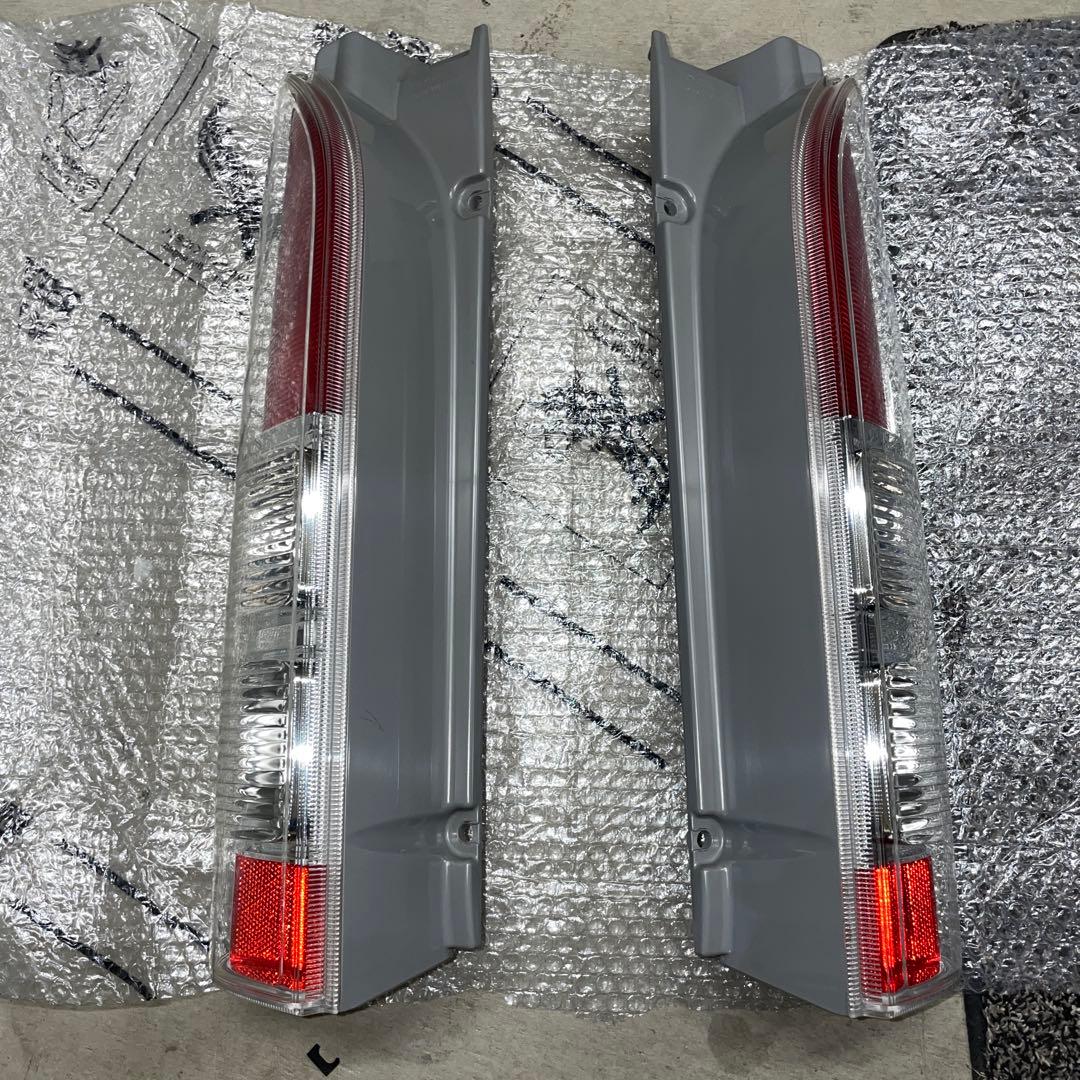 あ*ず様 200系　ハイエース　純正オプション　クリアコンビネーションランプ