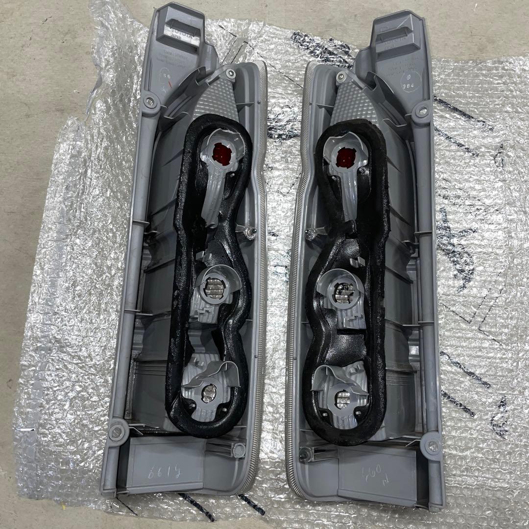 あ*ず様 200系　ハイエース　純正オプション　クリアコンビネーションランプ