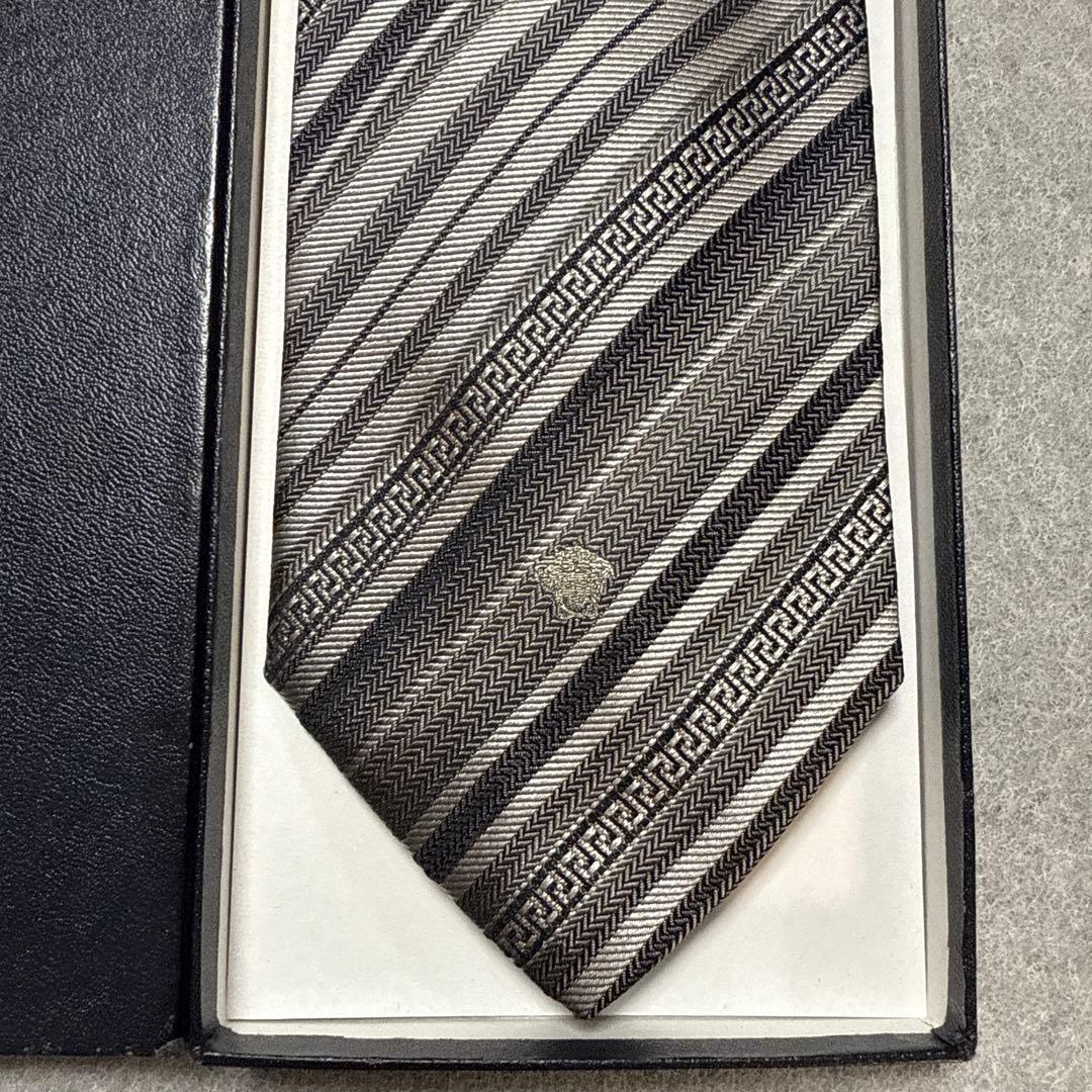 未使用　ヴェルサーチ　ネクタイ　グレー　ストライプ　メデューサ　グレカジャガード