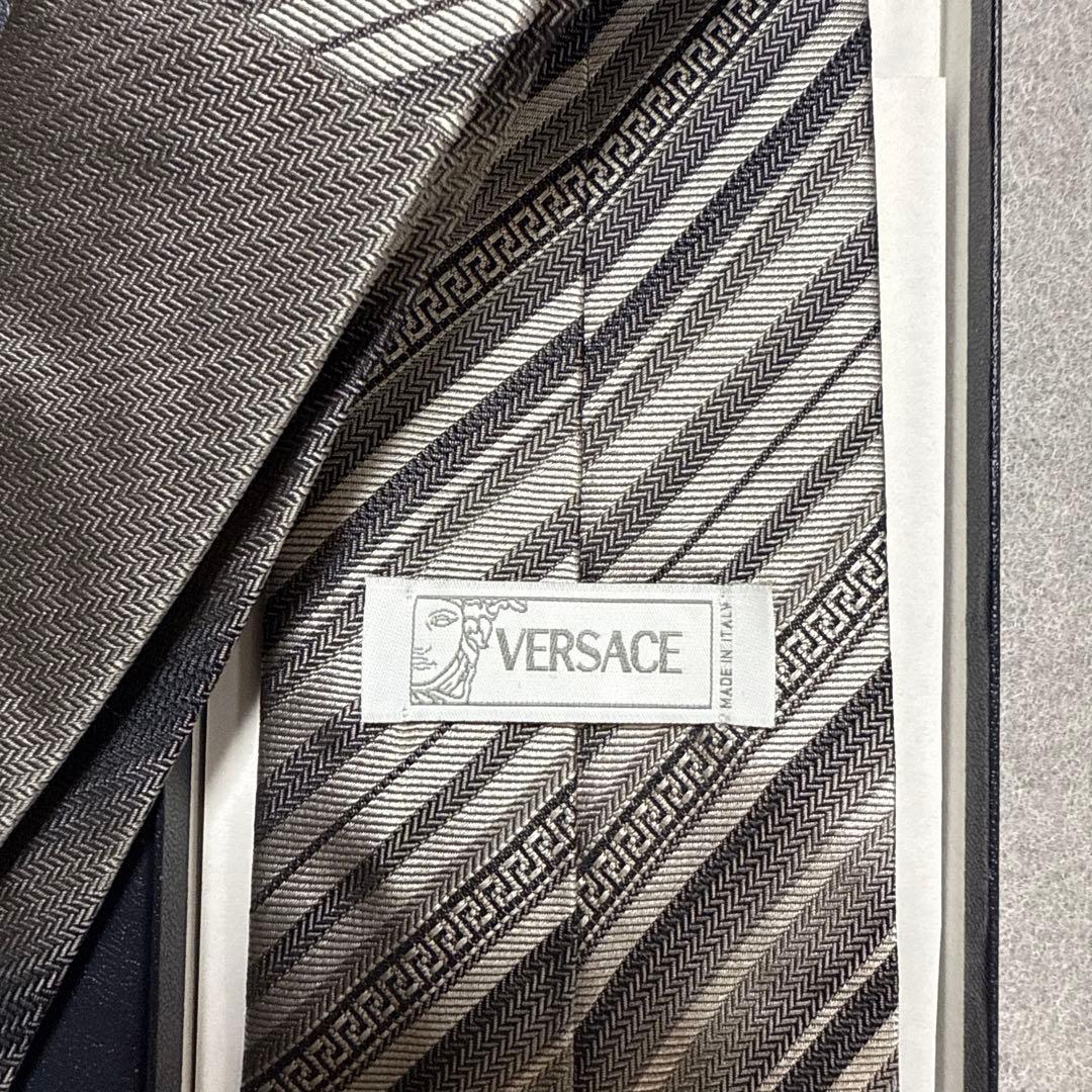 未使用　ヴェルサーチ　ネクタイ　グレー　ストライプ　メデューサ　グレカジャガード