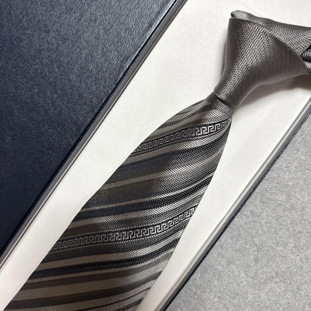 未使用　ヴェルサーチ　ネクタイ　グレー　ストライプ　メデューサ　グレカジャガード