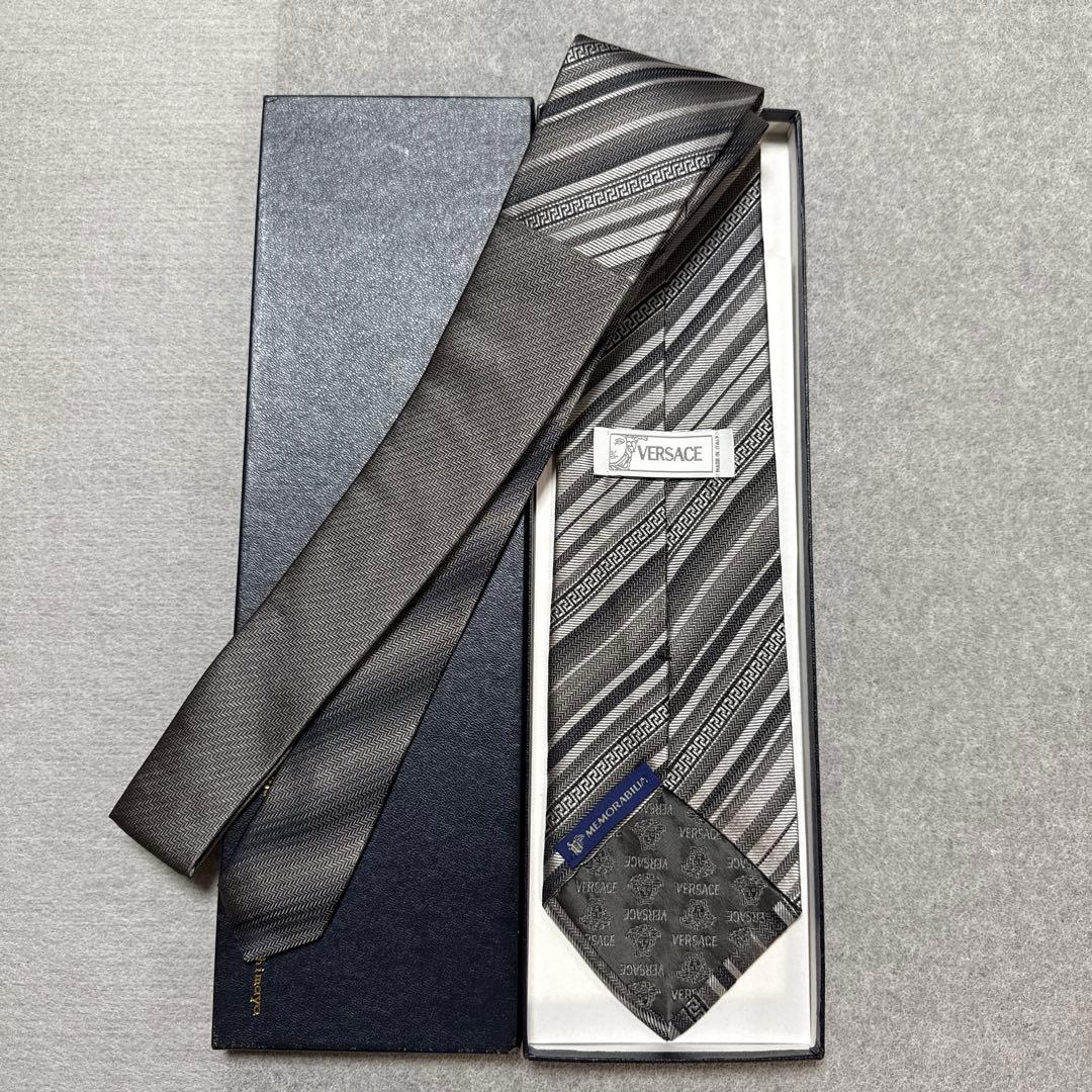 未使用　ヴェルサーチ　ネクタイ　グレー　ストライプ　メデューサ　グレカジャガード