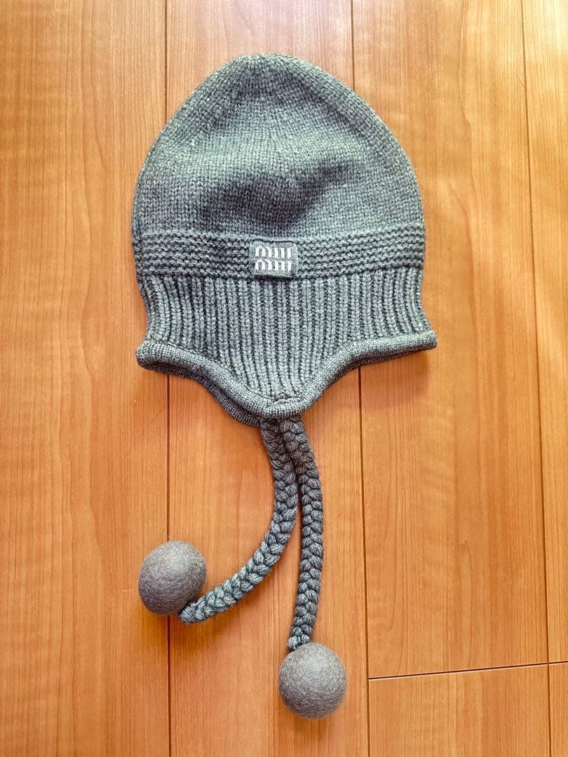MIU MIU グレー Mサイズ ニット帽 ボンボン付き
