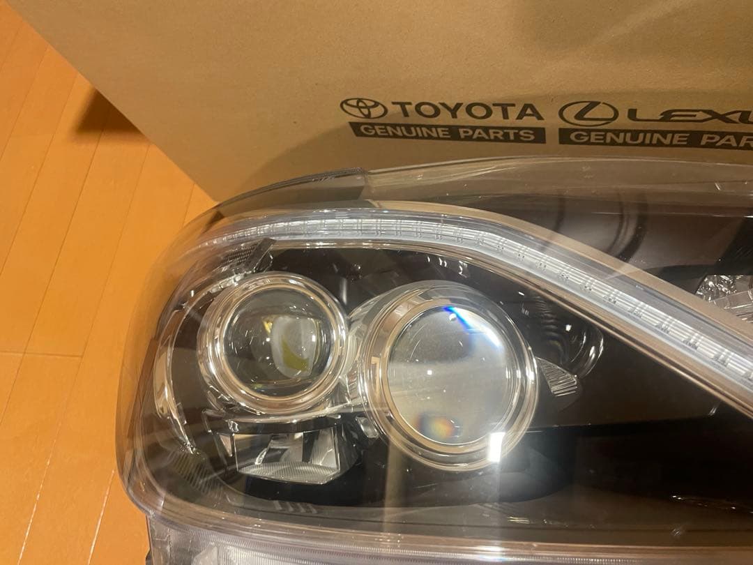 トヨタクラウンマジェスタ210 ヘッドライト右側
