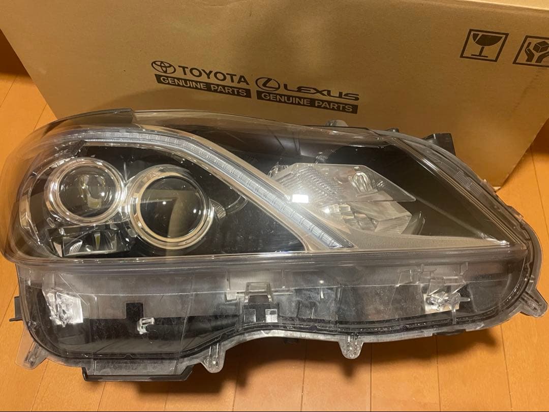 トヨタクラウンマジェスタ210 ヘッドライト右側