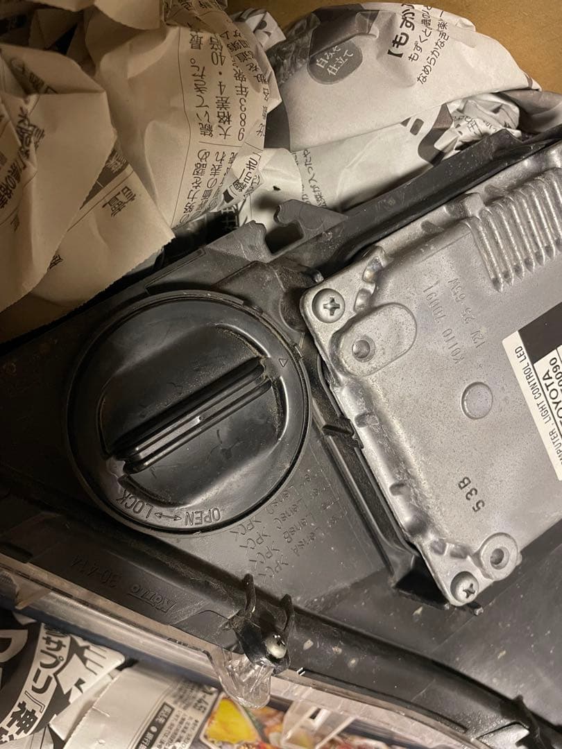 トヨタクラウンマジェスタ210 ヘッドライト右側