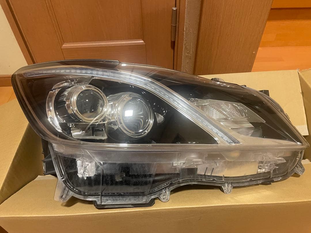トヨタクラウンマジェスタ210 ヘッドライト右側