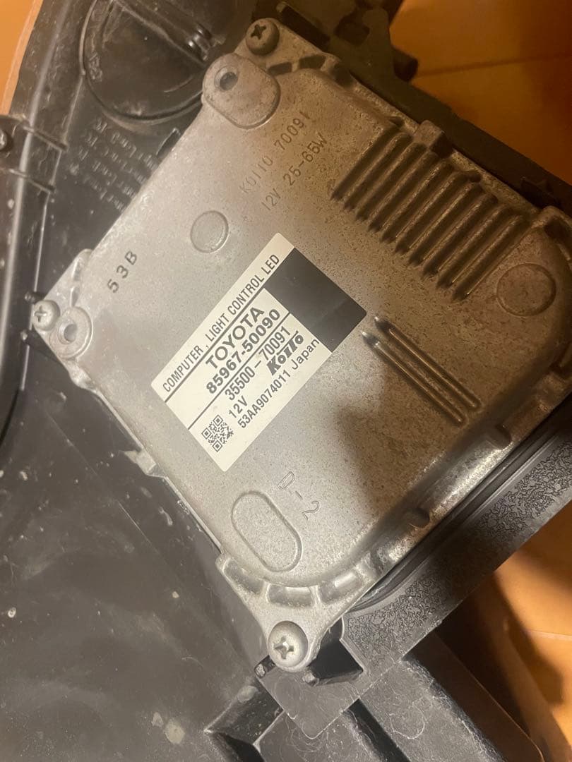 トヨタクラウンマジェスタ210 ヘッドライト右側