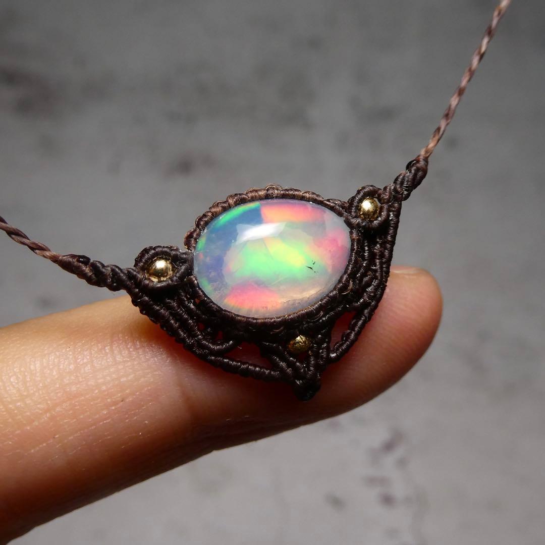 虹色オパールのマクラメネックレス