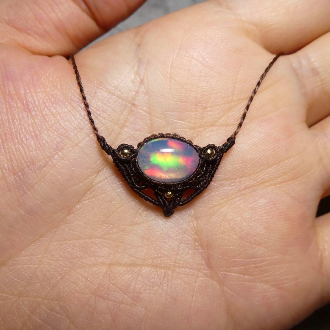 虹色オパールのマクラメネックレス