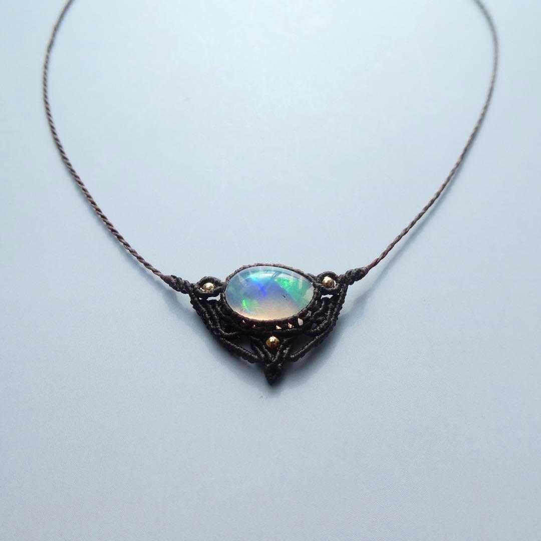 虹色オパールのマクラメネックレス