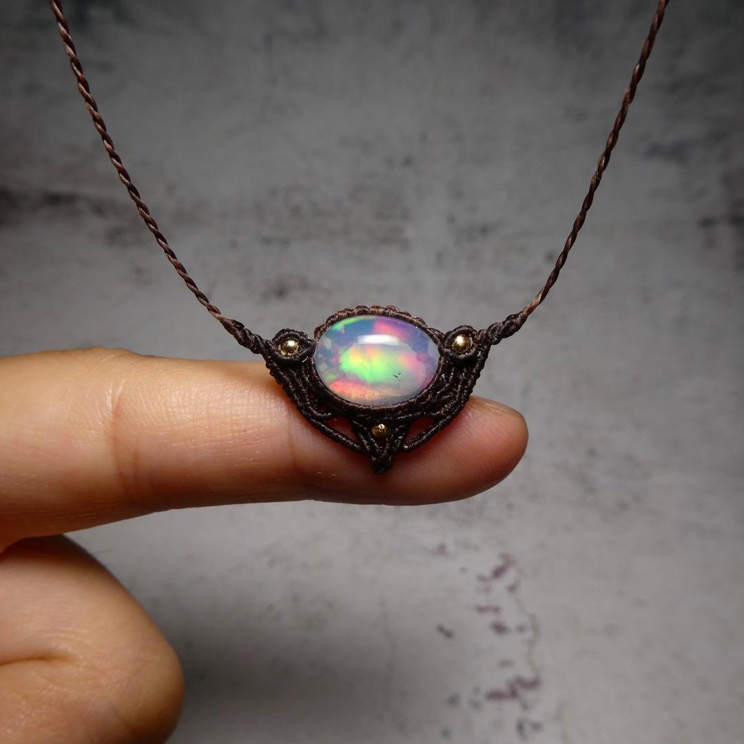 虹色オパールのマクラメネックレス