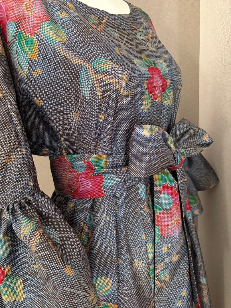 ★着物リメイク★　大島紬　フリル袖のゆったりワンピ　　可愛いカメリア