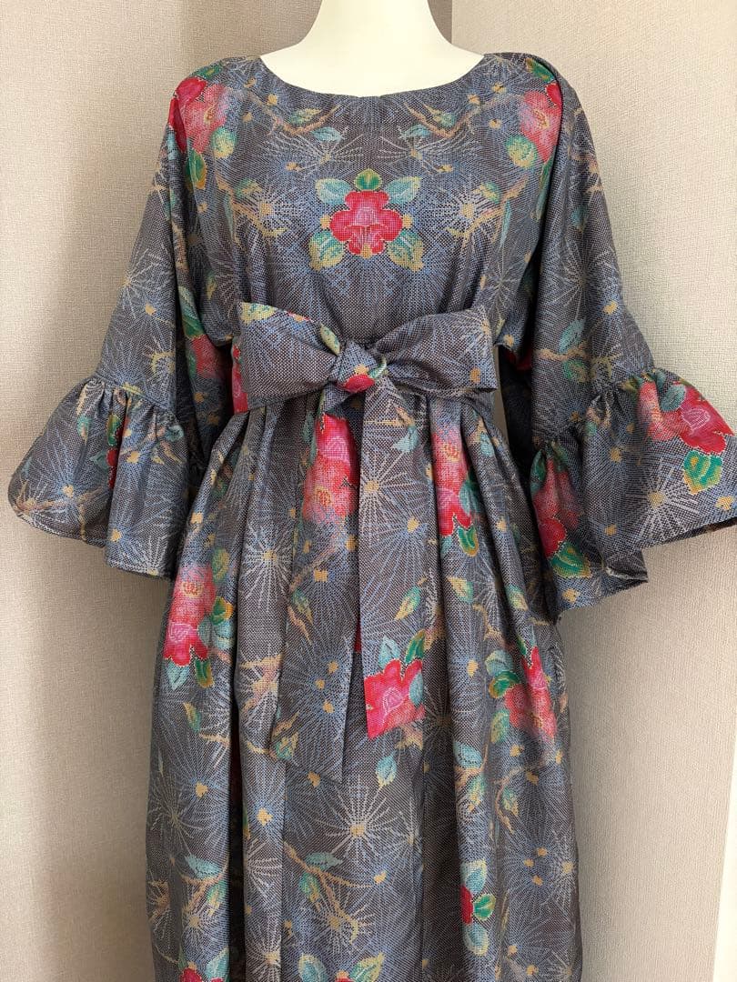 ★着物リメイク★　大島紬　フリル袖のゆったりワンピ　　可愛いカメリア