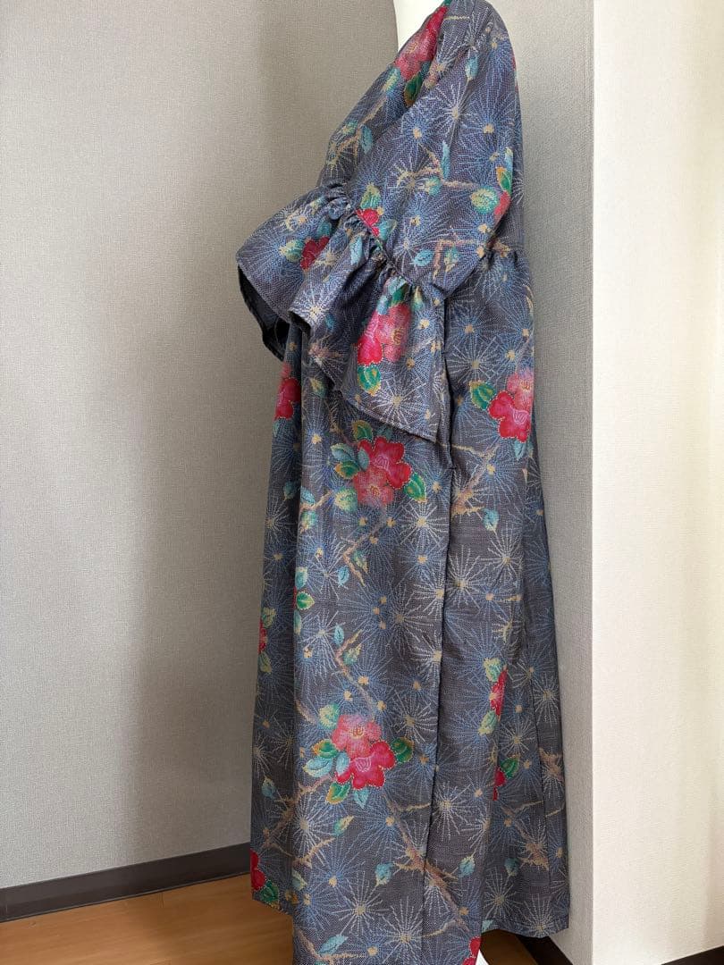 ★着物リメイク★　大島紬　フリル袖のゆったりワンピ　　可愛いカメリア