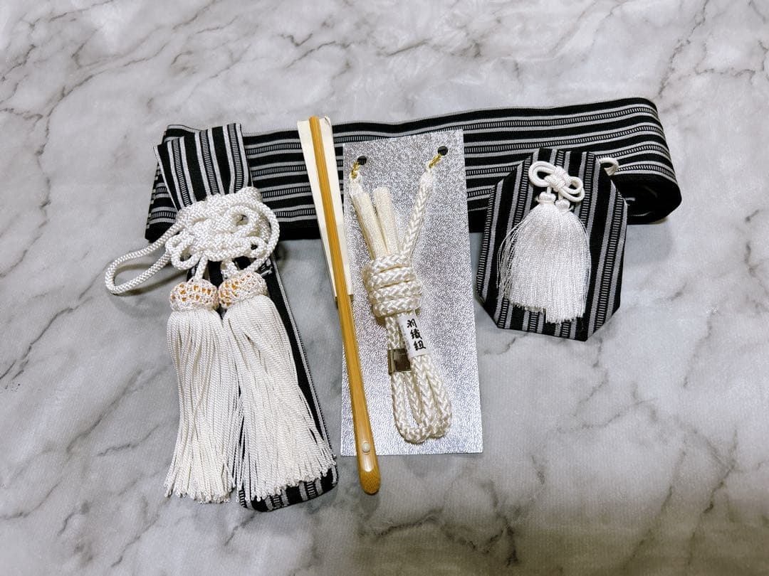 仕付け糸付新品羽織着物♡七五三　5歳　男の子　フルセット　一式　縦縞袴　黒系　鷹