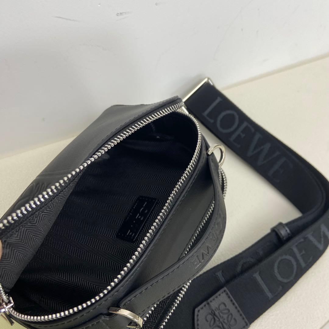 LOEWE ブラックレザー カメラバッグ