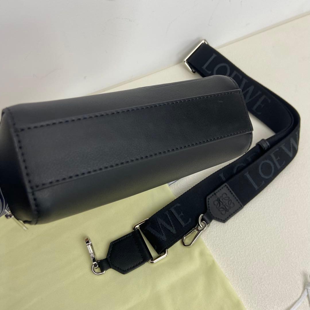 LOEWE ブラックレザー カメラバッグ