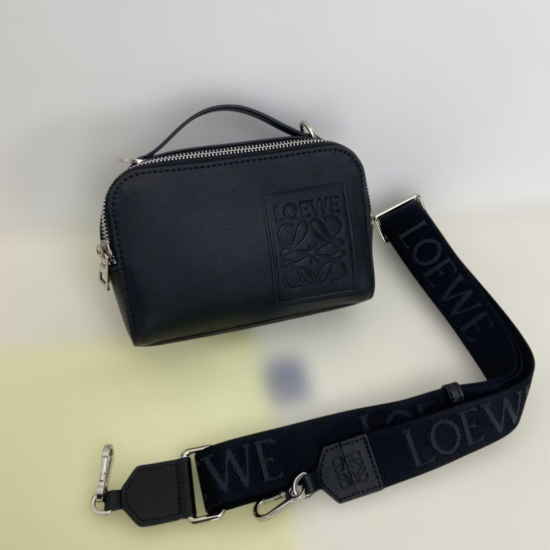 LOEWE ブラックレザー カメラバッグ