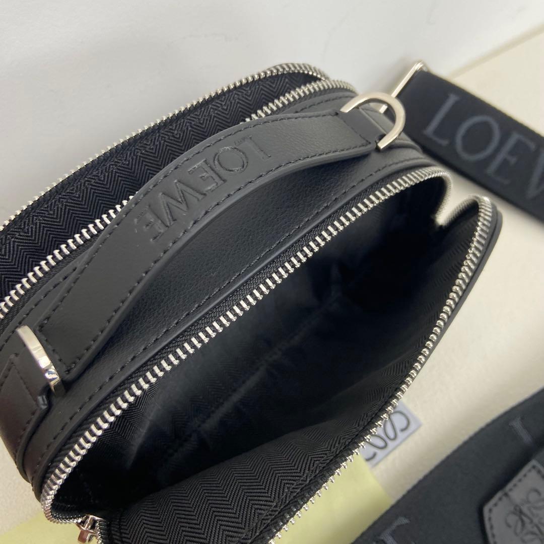LOEWE ブラックレザー カメラバッグ