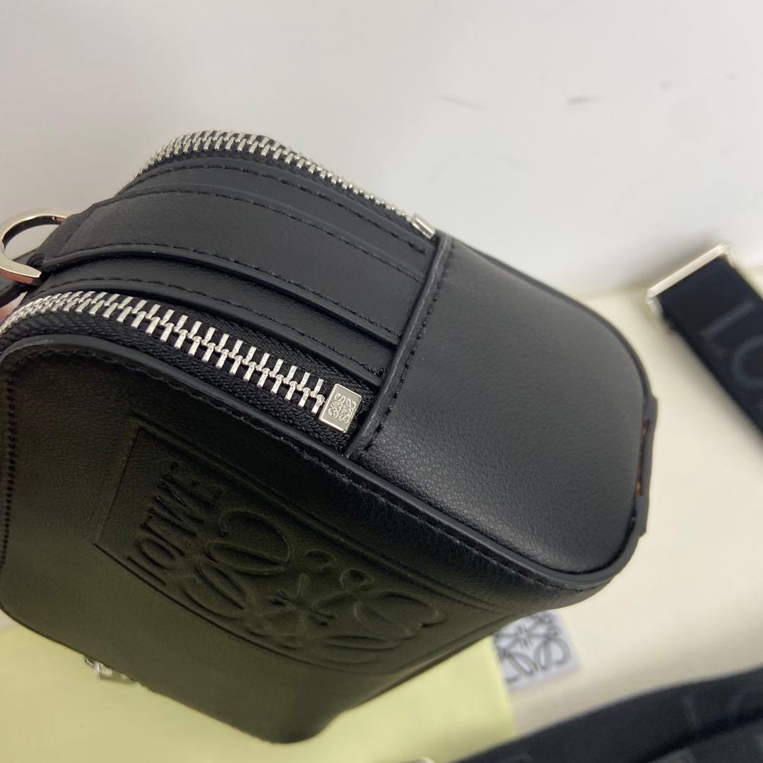 LOEWE ブラックレザー カメラバッグ