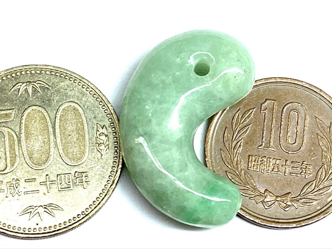 ✳綺麗な若草色　幸運導く緑の糸魚川翡翠勾玉　本物をお持ちください‼️ 鑑別書取得品