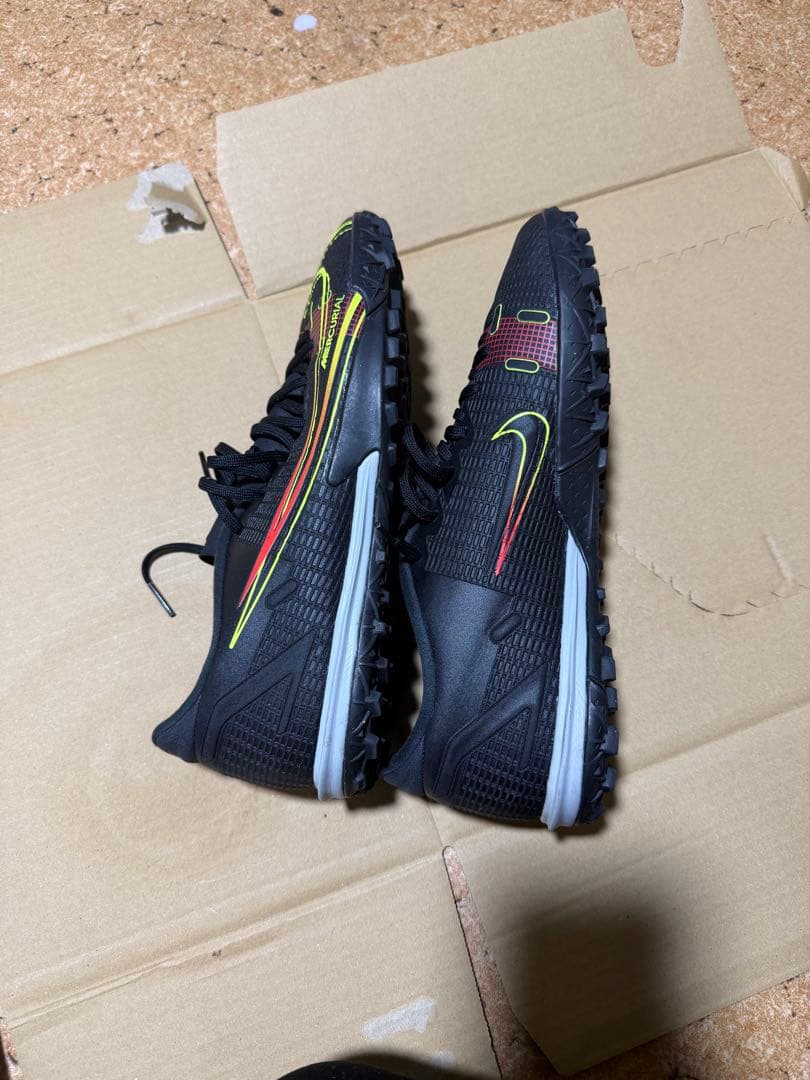 Nike フットサルシューズ ブラック/イエロー/レッド