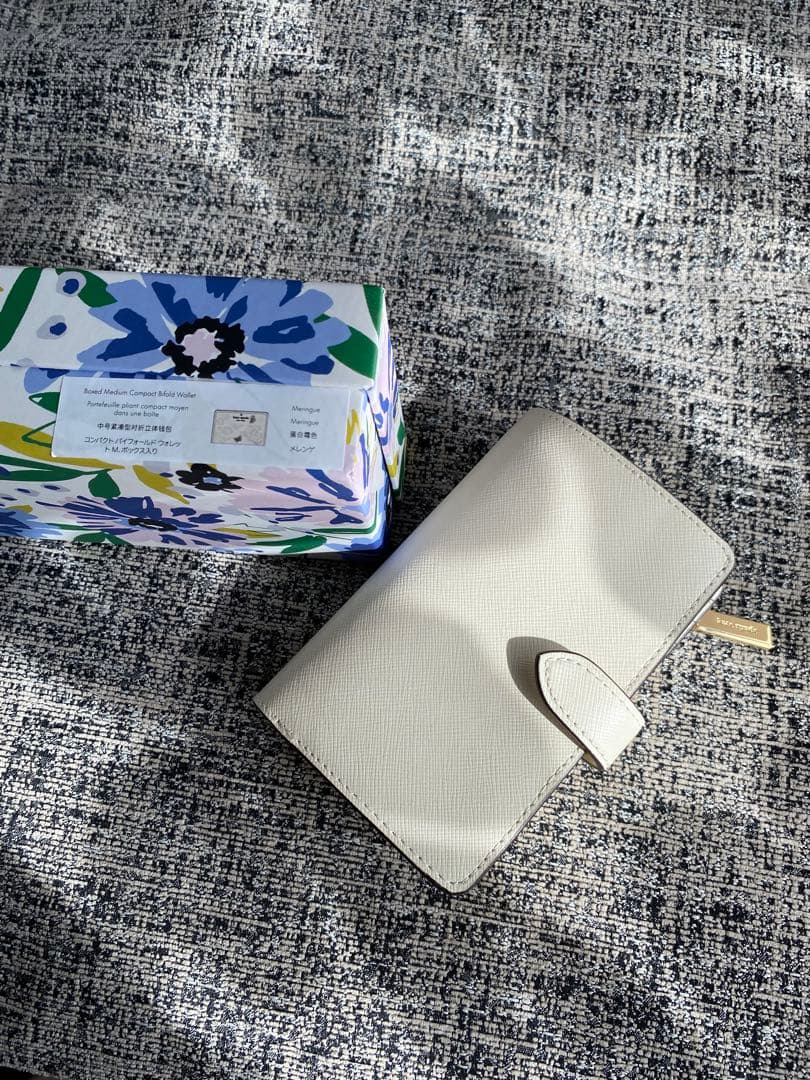 kate spade 二つ折り財布 花柄　アイボリー　箱付き