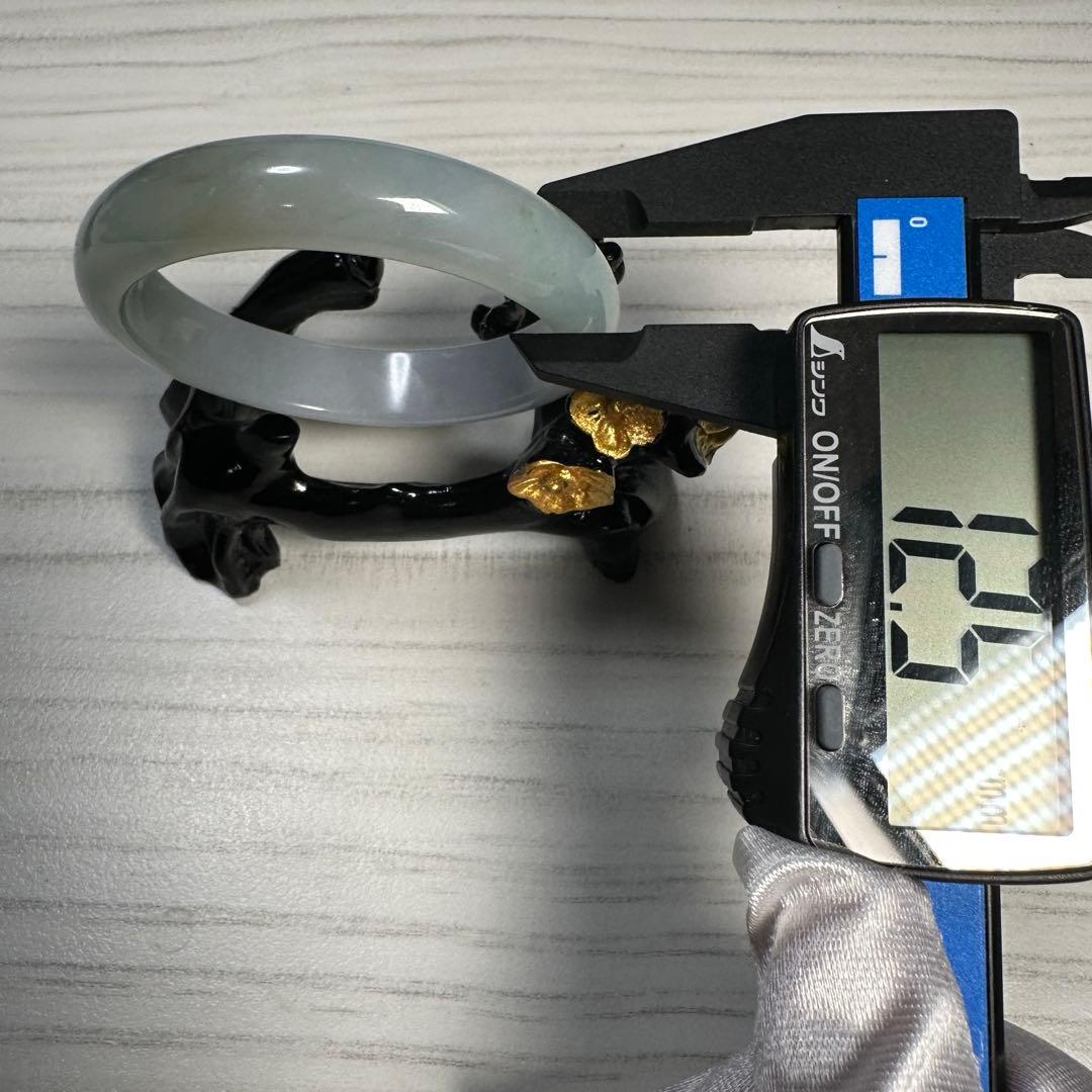 天然翡翠バングル（糯氷種・淡色系・内径56.6mm）