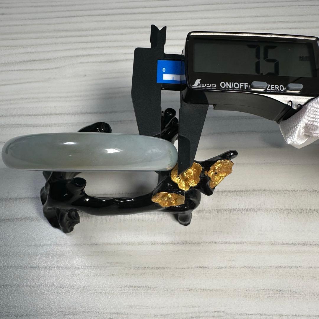 天然翡翠バングル（糯氷種・淡色系・内径56.6mm）