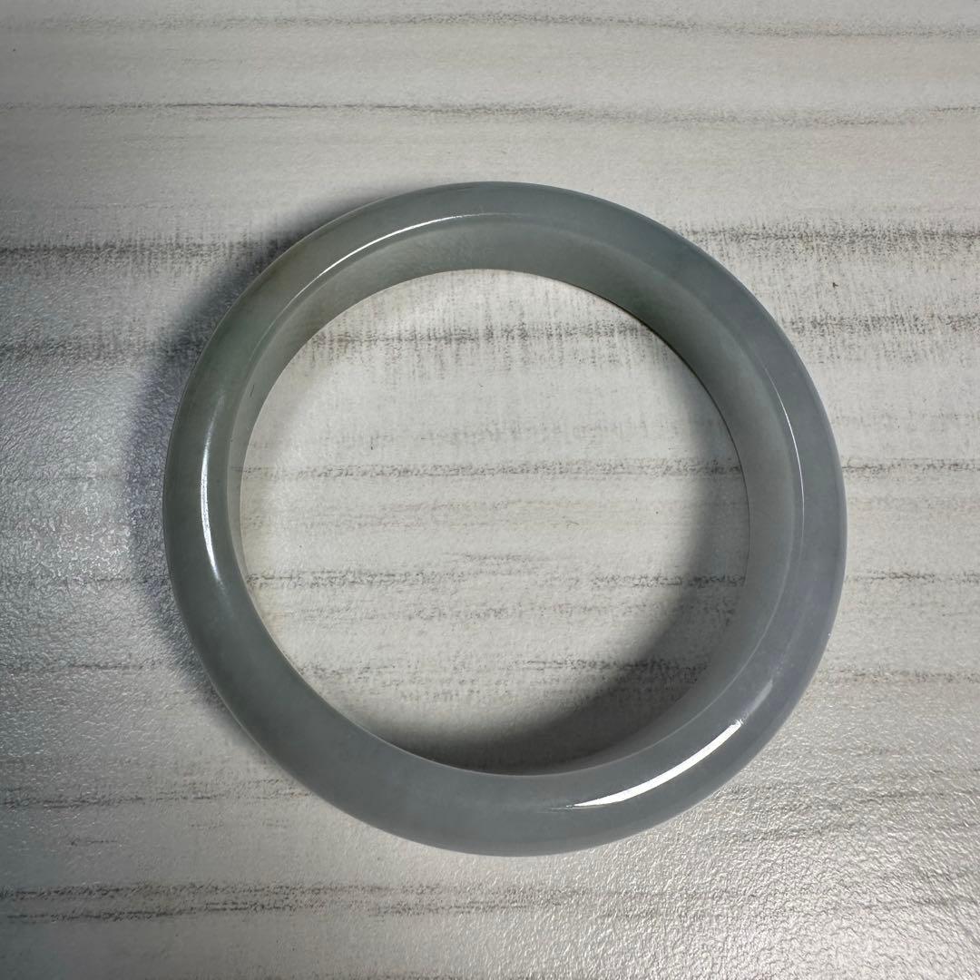 天然翡翠バングル（糯氷種・淡色系・内径56.6mm）
