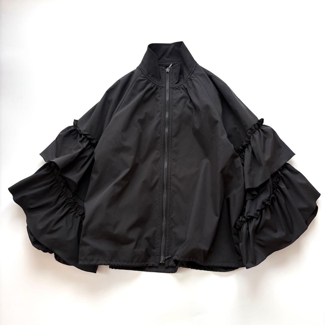 【美品】ダーマコレクション　フリルスリーブナイロンジップジャケット　ブラック