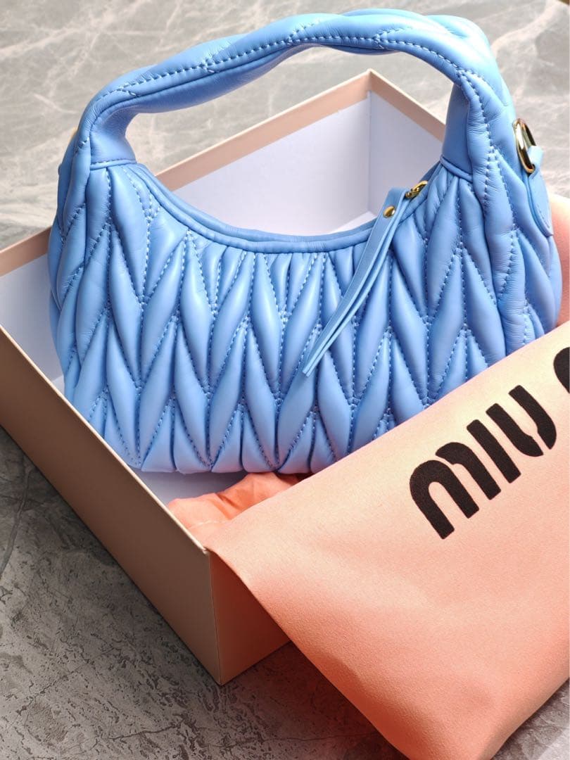 MIU MIU ライトブルー ショルダーバッグ