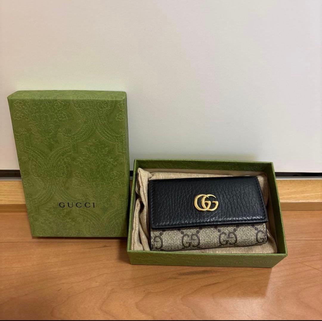 GUCCIダブルGバイカラーキーケース