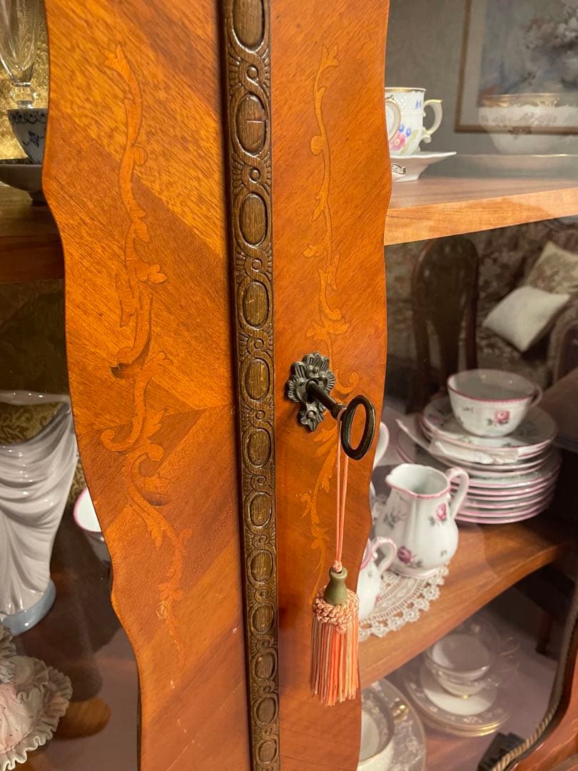 木製キャビネット インレイ細工 ガラス扉付き