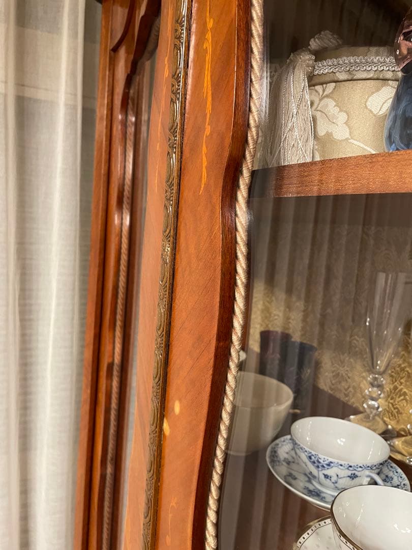 木製キャビネット インレイ細工 ガラス扉付き