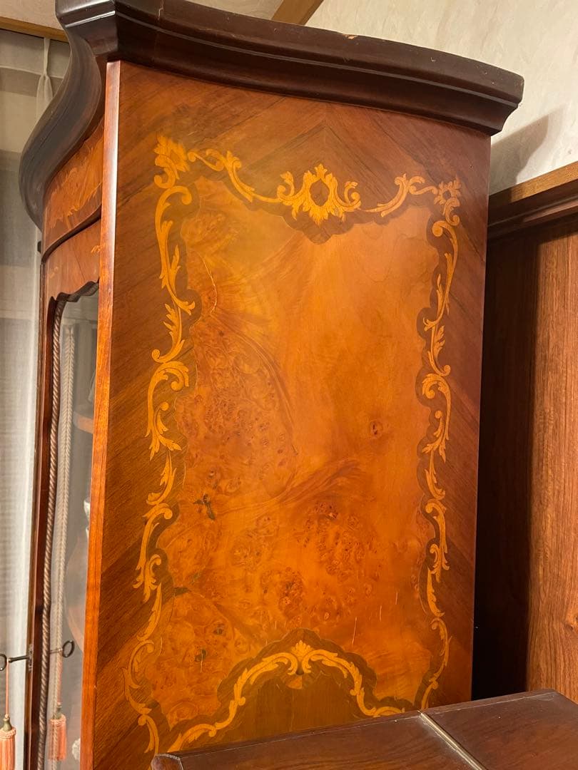 木製キャビネット インレイ細工 ガラス扉付き