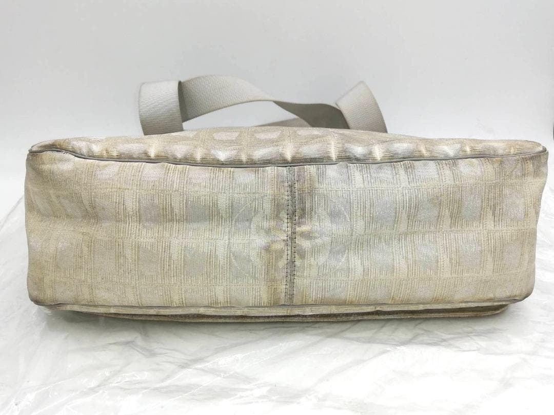 シャネル ニュートラベルライン ホワイト ナイロン ショルダーバッグ