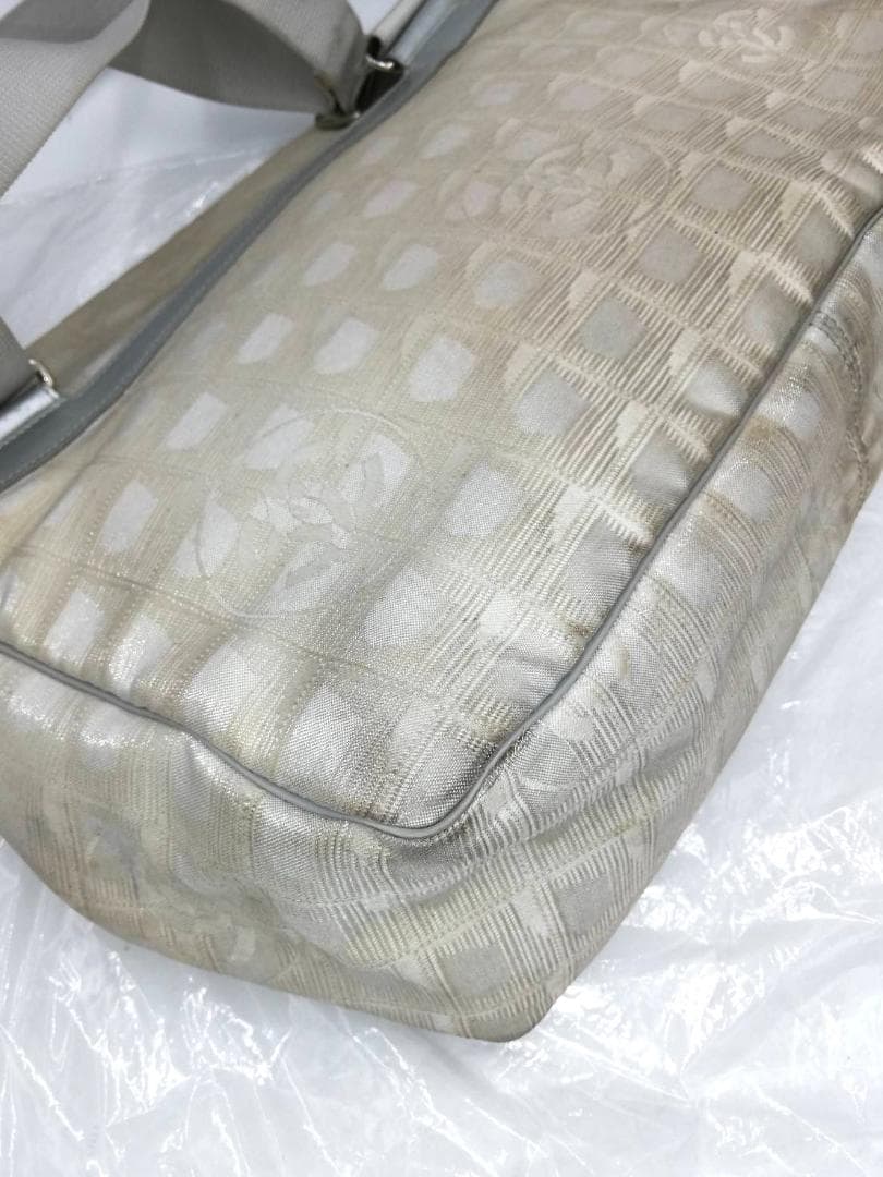 シャネル ニュートラベルライン ホワイト ナイロン ショルダーバッグ