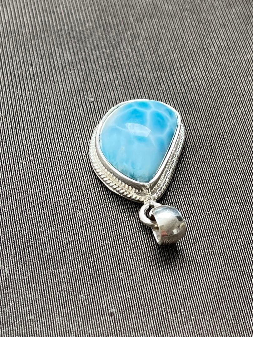 天然石ラリマー☆高品質！しずく型ペンダントトップ②☆濃いブルーかめ模様が美しい！