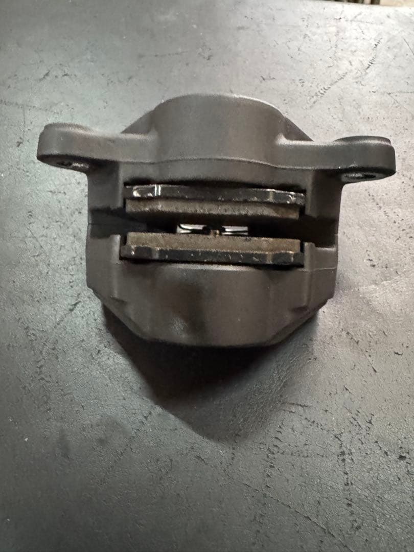 ブレンボ40ミリピッチキャリパー　２Ｐカニセット　ブラック