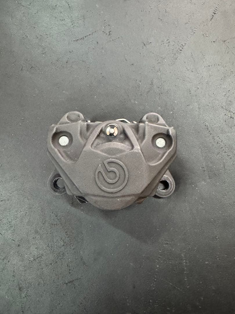 ブレンボ40ミリピッチキャリパー　２Ｐカニセット　ブラック