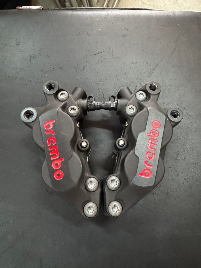 ブレンボ40ミリピッチキャリパー　２Ｐカニセット　ブラック