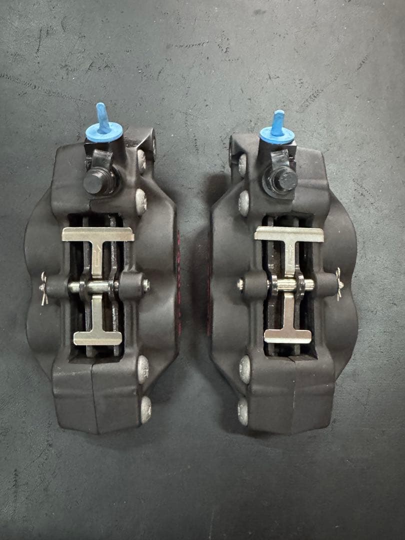 ブレンボ40ミリピッチキャリパー　２Ｐカニセット　ブラック