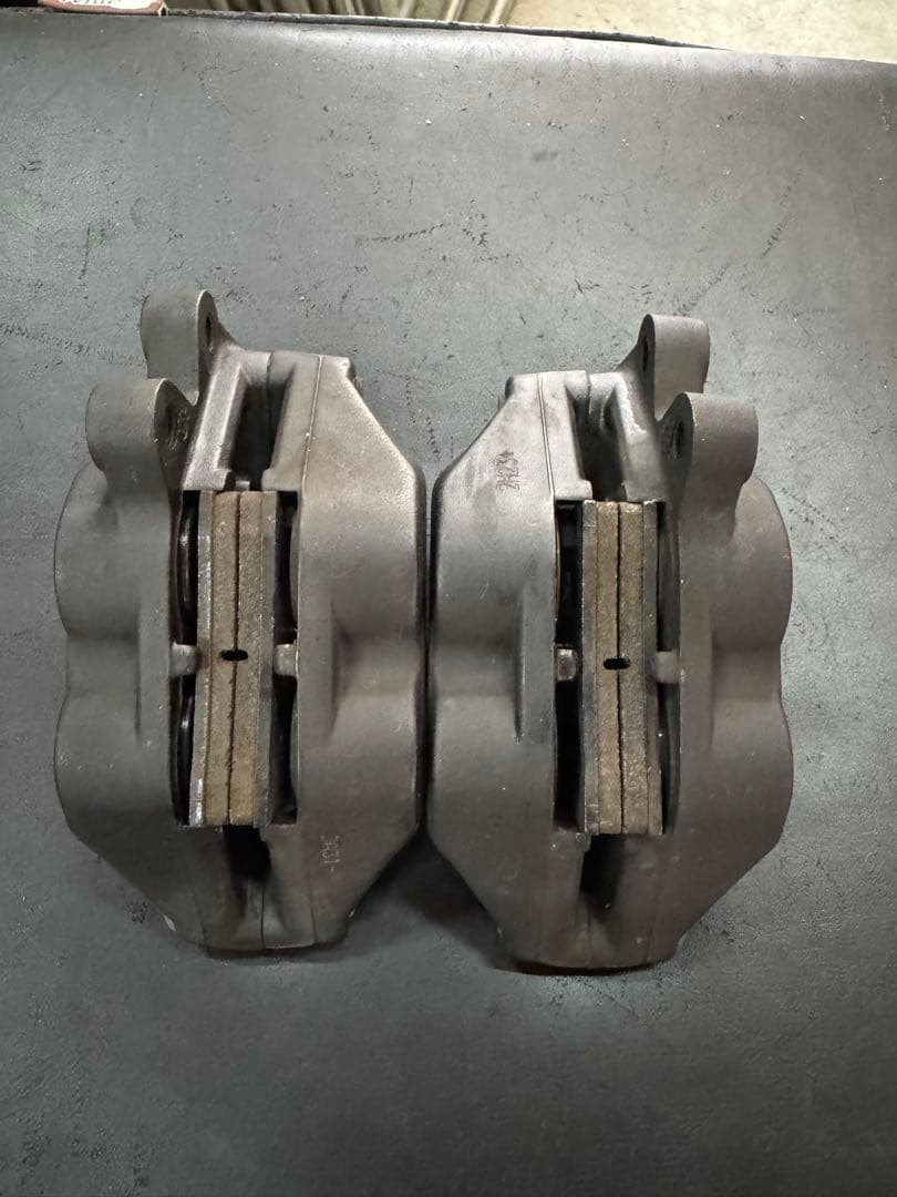 ブレンボ40ミリピッチキャリパー　２Ｐカニセット　ブラック