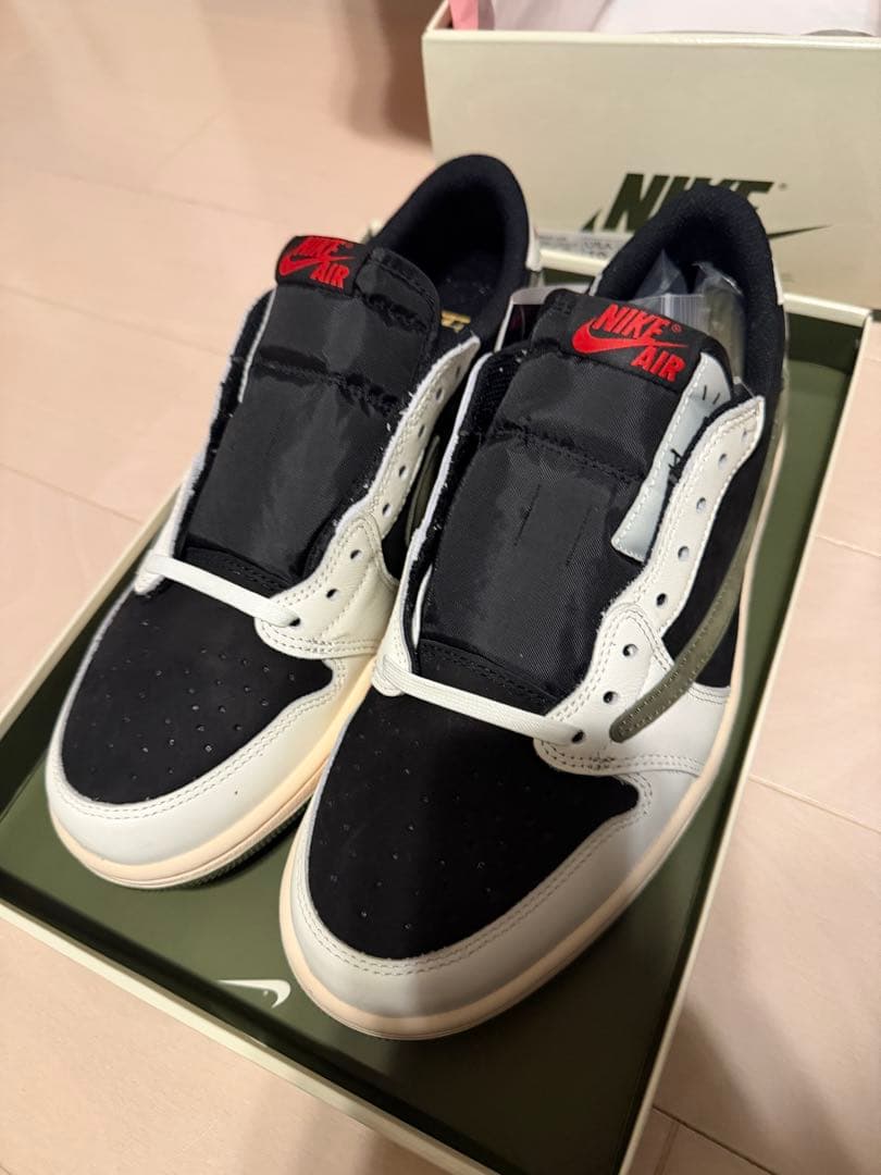 靴 NIKE travisscott olive wemens 27cm